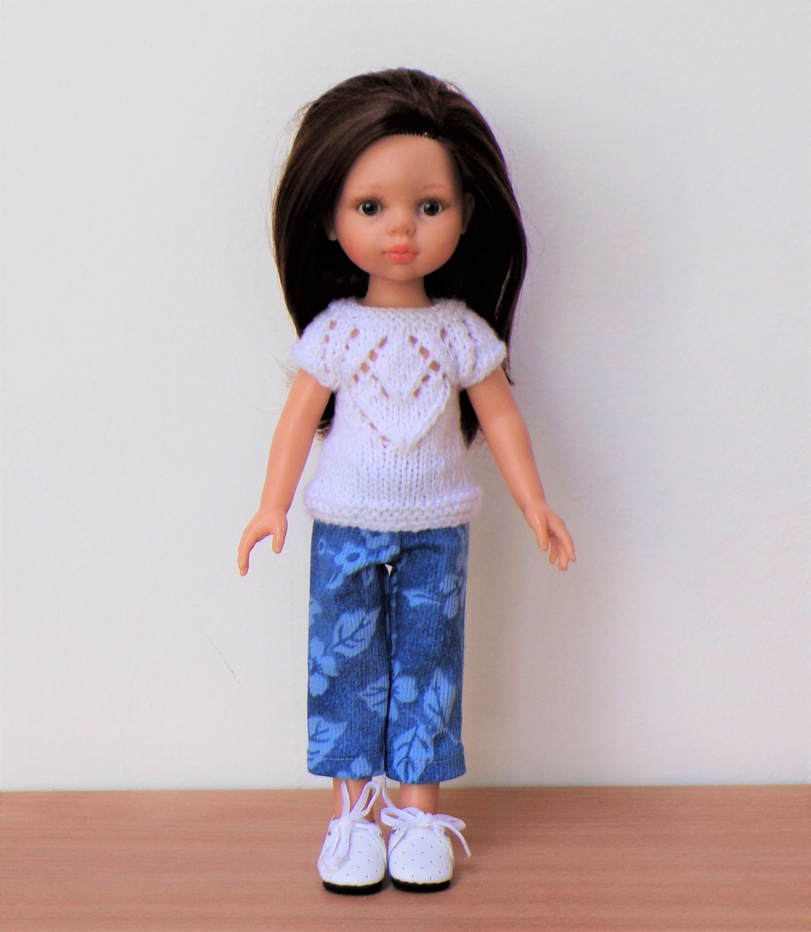 Bílý svetřík a bermudy na panenku Paola Reina 32 cm
