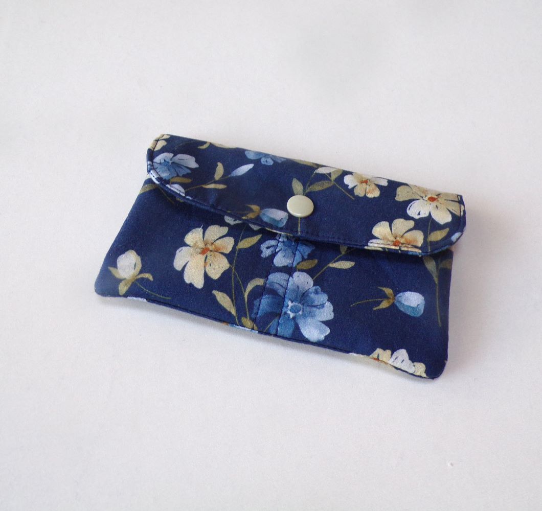 Pouzdro na karty a doklady - kvítka na tmavě modré 15 x 9 cm