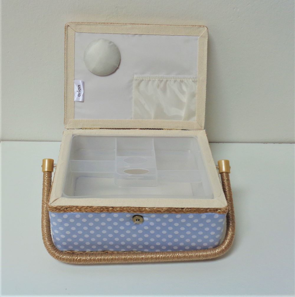 Košík na šití textilní světle modrý s puntíky