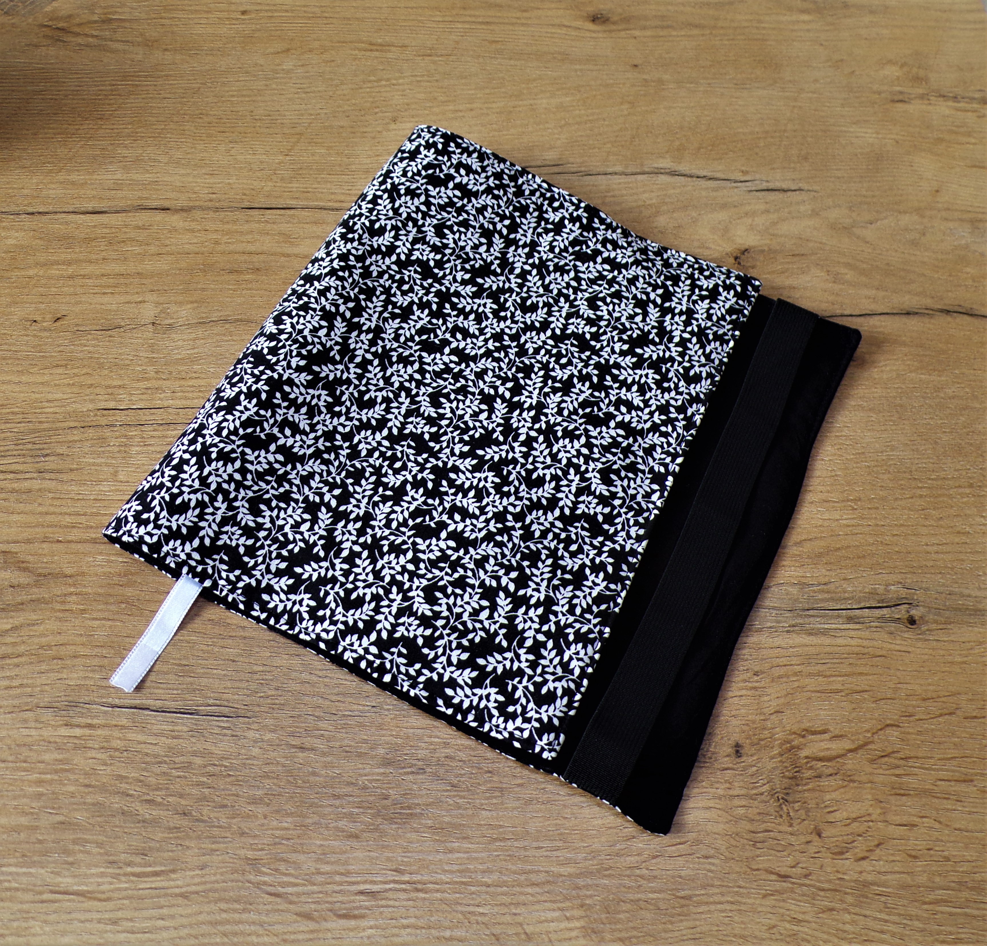 Obal na knihu - výška 21,5 cm - bílé větvičky na černé