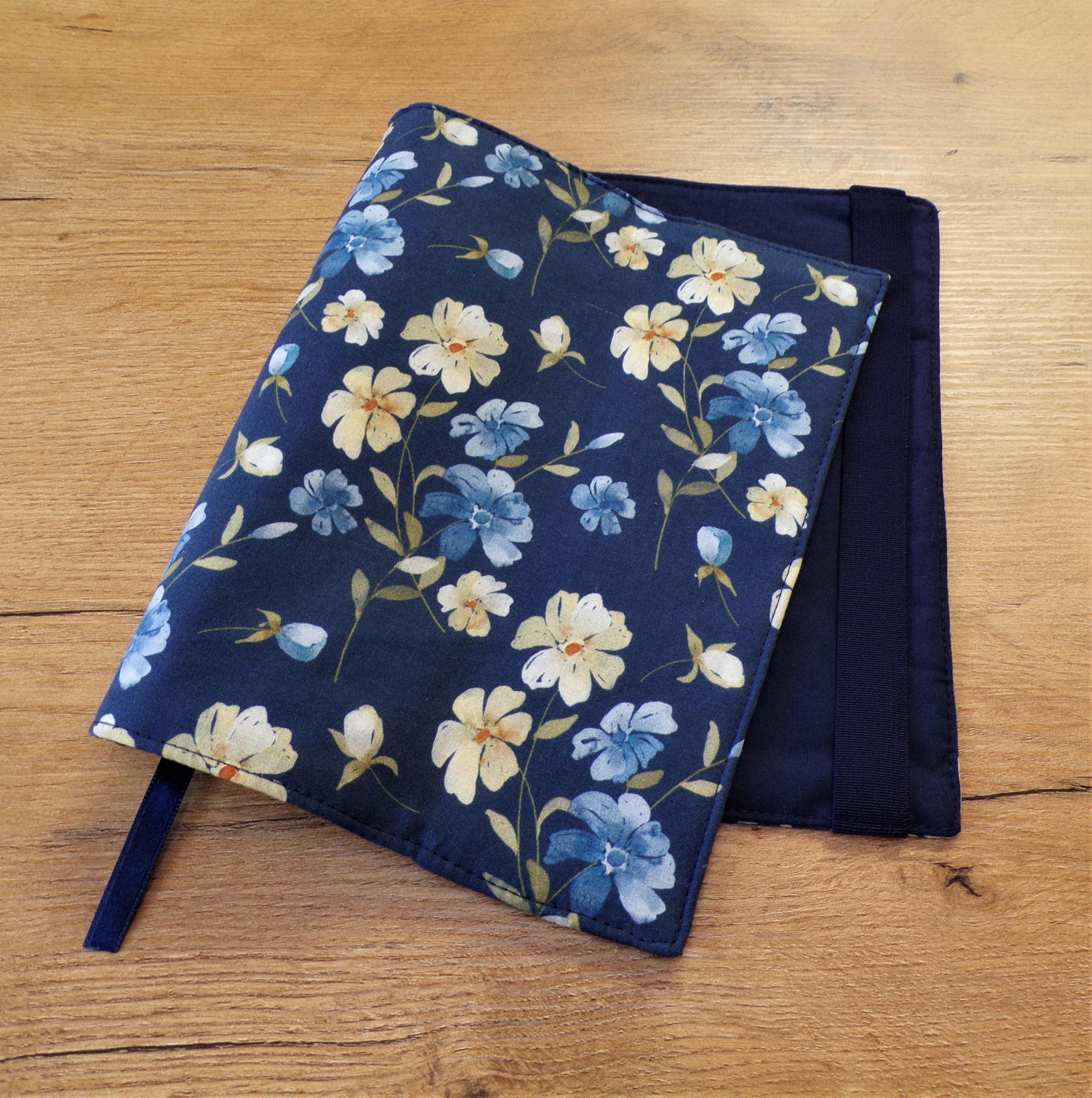 Obal na knihu - výška 21 cm - tmavě modrý s kvítky