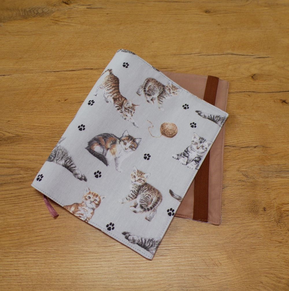 Obal na knihu - výška 22 cm - kočičky na světle šedé