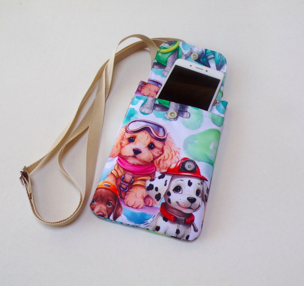 Kabelka na mobil crossbody -pejsci na výletě