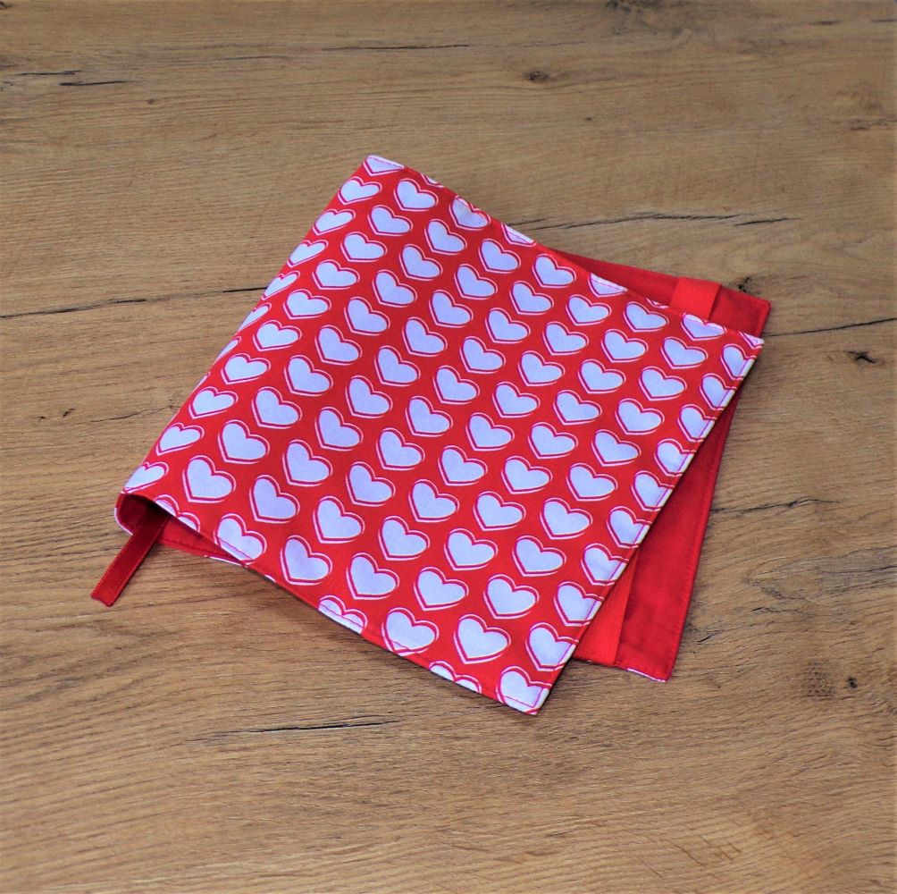 Obal na knihu - výška 21,5 cm - bílá srdíčka na červené