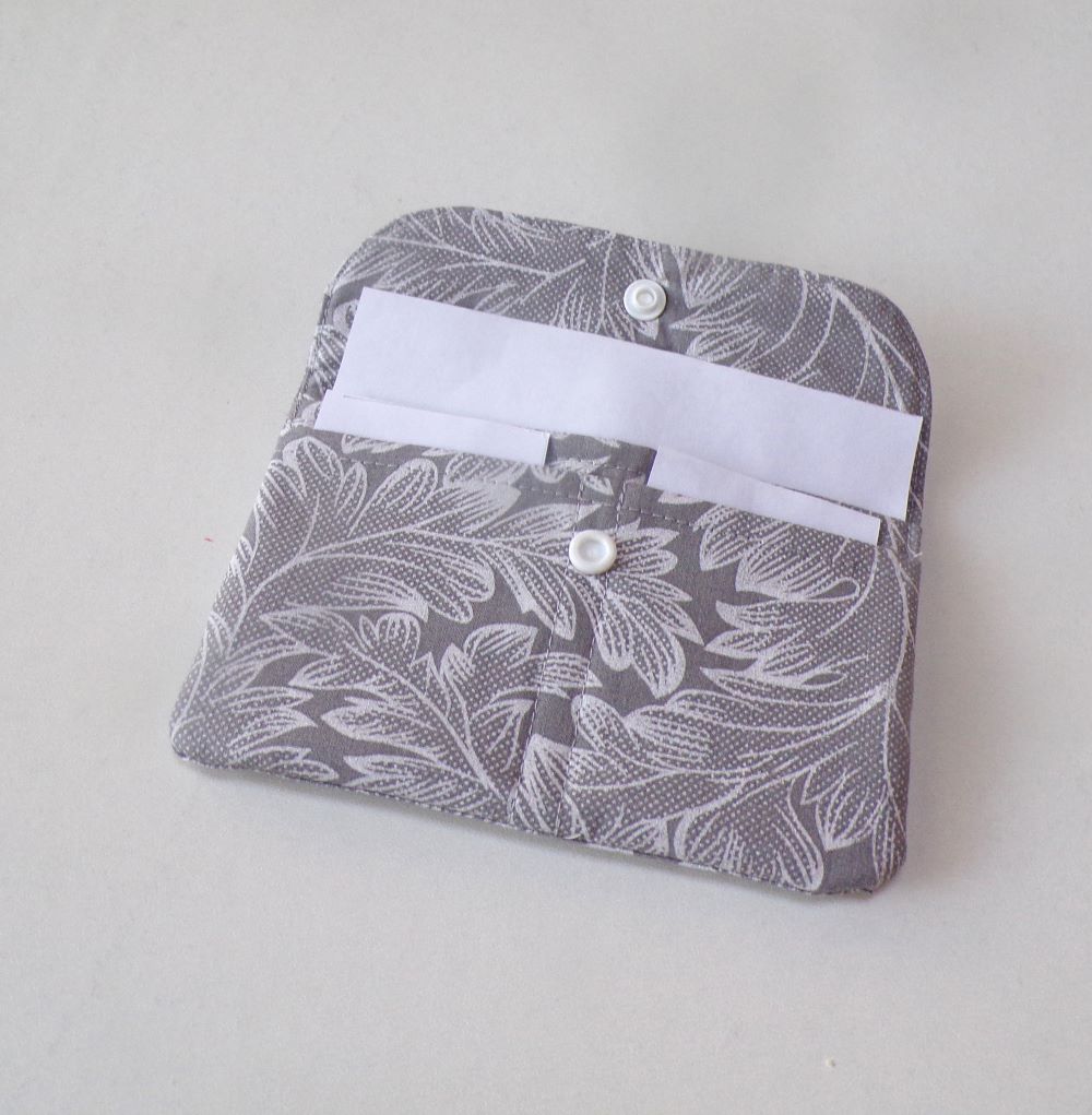 Pouzdro na karty a doklady - bílé listy na šedé 15 x 9 cm