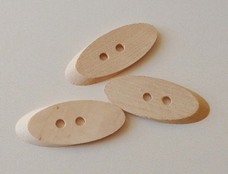 Dřevěný knoflík ovál světlý přírodní 70 x 27 mm