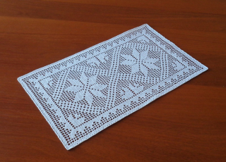 Háčkovaná dečka bílá vánoční obdélník 42 x 27 cm