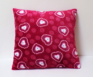Plyšový polštářek 38 x 38 cm - vínový se srdíčky