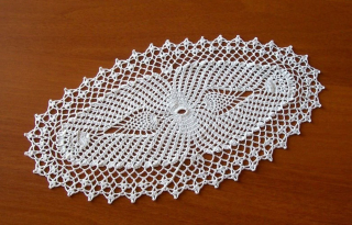 Háčkovaná dečka oválná bílá 38 x 21 cm