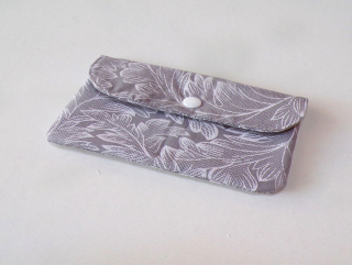 Pouzdro na karty a doklady - bílé listy na šedé 15 x 9 cm