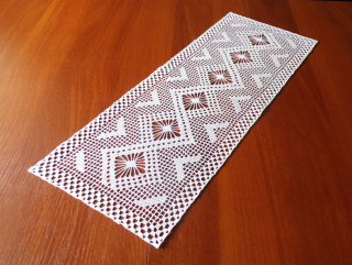 Háčkovaná dečka bílá - běhoun 64 x 25 cm
