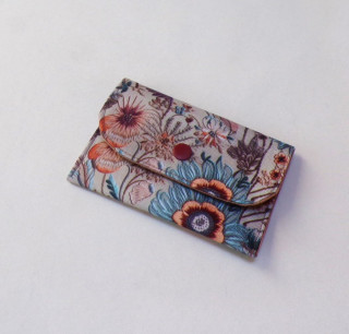 Pouzdro / kapsička na karty - světle hnědá s květy 12 x 9 cm