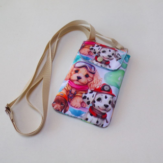 Kabelka na mobil crossbody -pejsci na výletě