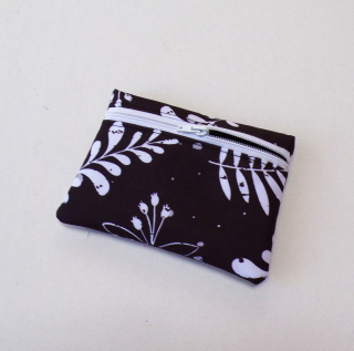 Pouzdro / kapsička na karty - bíločerná 13 x 9 cm